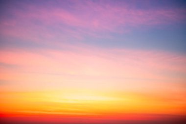 Güzel, lüks, yumuşak turuncu altın bulutlar ve mavi gökyüzünde güneş ışığı arka plan için mükemmel, akşam, Alacakaranlık, büyük boy, yüksek çözünürlüklü manzara fotoğrafı