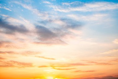 Gökyüzü, gün batımı, güzel, lüks, yumuşak turuncu altın bulutlar ve mavi gökyüzünde güneş ışığı arka plan için mükemmel, sabah ya da kış mevsiminde gün doğumu, Alacakaranlık yazı, silüet