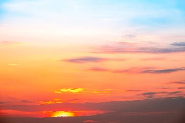 Gökyüzü, gün batımı, güzel, lüks, yumuşak turuncu altın bulutlar ve mavi gökyüzünde güneş ışığı arka plan için mükemmel, sabah ya da kış mevsiminde gün doğumu, Alacakaranlık yazı, silüet