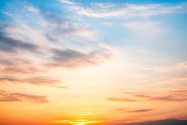 Gökyüzü, gün batımı, güzel, lüks, yumuşak turuncu altın bulutlar ve mavi gökyüzünde güneş ışığı arka plan için mükemmel, sabah ya da kış mevsiminde gün doğumu, Alacakaranlık yazı, silüet