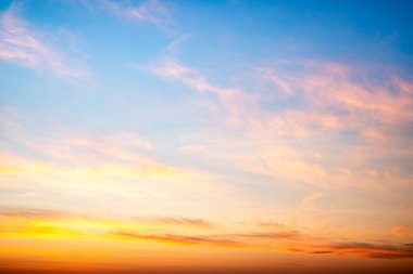 Güzel, lüks, yumuşak turuncu altın bulutlar ve mavi gökyüzünde güneş ışığı arka plan için mükemmel, akşam, Alacakaranlık, büyük boy, yüksek çözünürlüklü manzara fotoğrafı