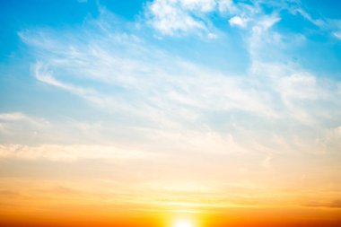 Güzel, lüks, yumuşak turuncu altın bulutlar ve mavi gökyüzünde güneş ışığı arka plan için mükemmel, akşam, Alacakaranlık, büyük boy, yüksek çözünürlüklü manzara fotoğrafı