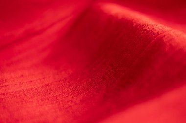 Fotokopi alanı, buruşuk beyaz kumaş, buruşuk beyaz kumaş, yumuşak odaklı parlak kırmızı kumaş dokusu ve dokusu soyut.