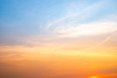 Güzel, lüks, yumuşak turuncu altın bulutlar ve mavi gökyüzünde güneş ışığı arka plan için mükemmel, akşam, Alacakaranlık, büyük boy, yüksek çözünürlüklü manzara fotoğrafı