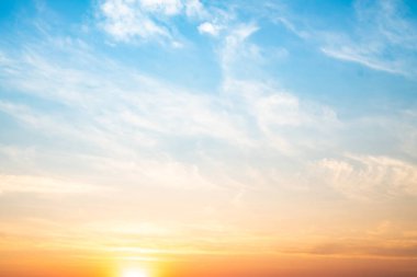 Güzel, lüks, yumuşak turuncu altın bulutlar ve mavi gökyüzünde güneş ışığı arka plan için mükemmel, akşam, Alacakaranlık, büyük boy, yüksek çözünürlüklü manzara fotoğrafı