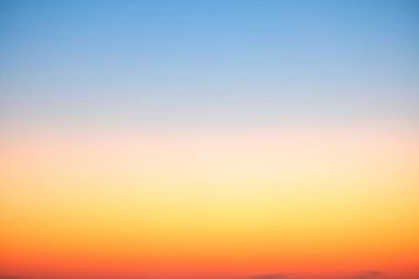 Gökyüzü, gün batımı, güzel, lüks, yumuşak turuncu altın bulutlar ve mavi gökyüzünde güneş ışığı arka plan için mükemmel, sabah ya da kış mevsiminde gün doğumu, Alacakaranlık yazı, silüet