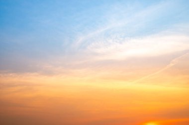 Güzel, lüks, yumuşak turuncu altın bulutlar ve mavi gökyüzünde güneş ışığı arka plan için mükemmel, akşam, Alacakaranlık, büyük boy, yüksek çözünürlüklü manzara fotoğrafı