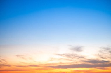 Güzel, lüks, yumuşak turuncu altın bulutlar ve mavi gökyüzünde güneş ışığı arka plan için mükemmel, akşam, Alacakaranlık, büyük boy, yüksek çözünürlüklü manzara fotoğrafı