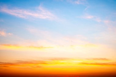 Güzel, lüks, yumuşak turuncu altın bulutlar ve mavi gökyüzünde güneş ışığı arka plan için mükemmel, akşam, Alacakaranlık, büyük boy, yüksek çözünürlüklü manzara fotoğrafı