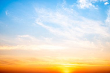 Güzel, lüks, yumuşak turuncu altın bulutlar ve mavi gökyüzünde güneş ışığı arka plan için mükemmel, akşam, Alacakaranlık, büyük boy, yüksek çözünürlüklü manzara fotoğrafı