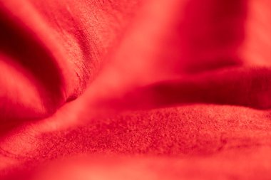 Fotokopi alanı, buruşuk beyaz kumaş, buruşuk beyaz kumaş, yumuşak odaklı parlak kırmızı kumaş dokusu ve dokusu soyut.