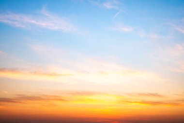 Güzel, lüks, yumuşak turuncu altın bulutlar ve mavi gökyüzünde güneş ışığı arka plan için mükemmel, akşam, Alacakaranlık, büyük boy, yüksek çözünürlüklü manzara fotoğrafı