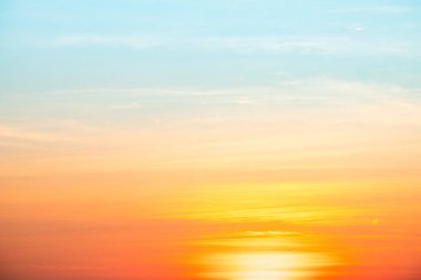 Gökyüzü, gün batımı, güzel, lüks, yumuşak turuncu altın bulutlar ve mavi gökyüzünde güneş ışığı arka plan için mükemmel, sabah ya da akşam kış sıcağı, alacakaranlık yazı, siluet