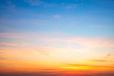 Güzel, lüks, yumuşak turuncu altın bulutlar ve mavi gökyüzünde güneş ışığı arka plan için mükemmel, akşam, Alacakaranlık, büyük boy, yüksek çözünürlüklü manzara fotoğrafı