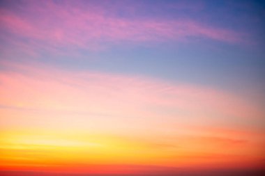 Güzel, lüks, yumuşak turuncu altın bulutlar ve mavi gökyüzünde güneş ışığı arka plan için mükemmel, akşam, Alacakaranlık, büyük boy, yüksek çözünürlüklü manzara fotoğrafı