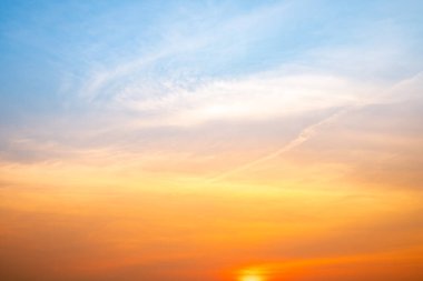 Güzel, lüks, yumuşak turuncu altın bulutlar ve mavi gökyüzünde güneş ışığı arka plan için mükemmel, akşam, Alacakaranlık, büyük boy, yüksek çözünürlüklü manzara fotoğrafı