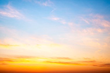 Güzel, lüks, yumuşak turuncu altın bulutlar ve mavi gökyüzünde güneş ışığı arka plan için mükemmel, akşam, Alacakaranlık, büyük boy, yüksek çözünürlüklü manzara fotoğrafı