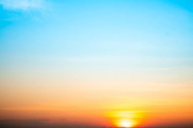 Gökyüzü, gün batımı, güzel, lüks, yumuşak turuncu altın bulutlar ve mavi gökyüzünde güneş ışığı arka plan için mükemmel, sabah ya da akşam kış sıcağı, alacakaranlık yazı, siluet