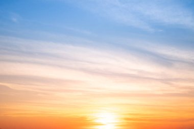 Gökyüzü, gün batımı, güzel, lüks, yumuşak turuncu altın bulutlar ve mavi gökyüzünde güneş ışığı arka plan için mükemmel, sabah ya da kış mevsiminde gün doğumu, Alacakaranlık yazı, silüet