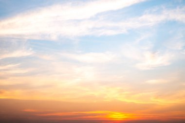 Güzel, lüks, yumuşak turuncu altın bulutlar ve mavi gökyüzünde güneş ışığı arka plan için mükemmel, akşam, Alacakaranlık, büyük boy, yüksek çözünürlüklü manzara fotoğrafı