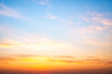 Güzel, lüks, yumuşak turuncu altın bulutlar ve mavi gökyüzünde güneş ışığı arka plan için mükemmel, akşam, Alacakaranlık, büyük boy, yüksek çözünürlüklü manzara fotoğrafı