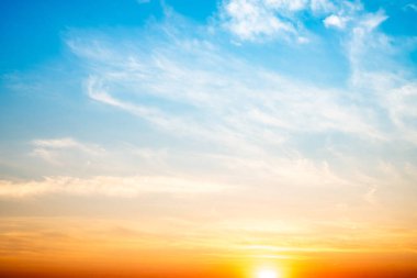 Güzel, lüks, yumuşak turuncu altın bulutlar ve mavi gökyüzünde güneş ışığı arka plan için mükemmel, akşam, Alacakaranlık, büyük boy, yüksek çözünürlüklü manzara fotoğrafı