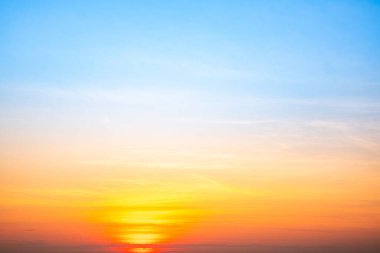 Gökyüzü, gün batımı, güzel, lüks, yumuşak turuncu altın bulutlar ve mavi gökyüzünde güneş ışığı arka plan için mükemmel, sabah ya da akşam kış sıcağı, alacakaranlık yazı, siluet