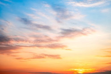 Gökyüzü, gün batımı, güzel, lüks, yumuşak turuncu altın bulutlar ve mavi gökyüzünde güneş ışığı arka plan için mükemmel, sabah ya da kış mevsiminde gün doğumu, Alacakaranlık yazı, silüet