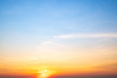 Gökyüzü, gün batımı, güzel, lüks, yumuşak turuncu altın bulutlar ve mavi gökyüzünde güneş ışığı arka plan için mükemmel, sabah ya da kış mevsiminde gün doğumu, Alacakaranlık yazı, silüet