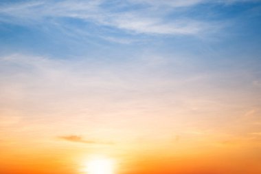 Gökyüzü, gün batımı, güzel, lüks, yumuşak turuncu altın bulutlar ve mavi gökyüzünde güneş ışığı arka plan için mükemmel, sabah ya da kış mevsiminde gün doğumu, Alacakaranlık yazı, silüet