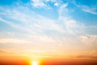 Güzel, lüks, yumuşak turuncu altın bulutlar ve mavi gökyüzünde güneş ışığı arka plan için mükemmel, akşam, Alacakaranlık, büyük boy, yüksek çözünürlüklü manzara fotoğrafı