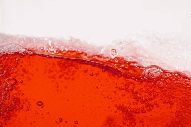 Parlak kırmızı suyu veya kan sıçramasını dokuyu ve doğa dalgalarını kapatın, güzel dalgalar eğrisi ve küçük kabarcıklar grafik tasarım ve arka plan için pürüzsüz, Yağlı Baloncuklar, Yumuşak su kabarcıkları, Seçici odak