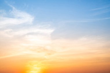 Güzel, lüks, yumuşak turuncu altın bulutlar ve mavi gökyüzünde güneş ışığı arka plan için mükemmel, akşam, Alacakaranlık, büyük boy, yüksek çözünürlüklü manzara fotoğrafı