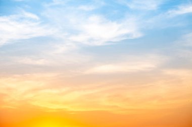 Güzel, lüks, yumuşak turuncu altın bulutlar ve mavi gökyüzünde güneş ışığı arka plan için mükemmel, akşam, Alacakaranlık, büyük boy, yüksek çözünürlüklü manzara fotoğrafı