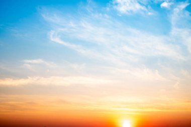 Güzel, lüks, yumuşak turuncu altın bulutlar ve mavi gökyüzünde güneş ışığı arka plan için mükemmel, akşam, Alacakaranlık, büyük boy, yüksek çözünürlüklü manzara fotoğrafı