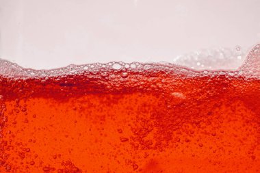 Parlak kırmızı suyu veya kan sıçramasını dokuyu ve doğa dalgalarını kapatın, güzel dalgalar eğrisi ve küçük kabarcıklar grafik tasarım ve arka plan için pürüzsüz, Yağlı Baloncuklar, Yumuşak su kabarcıkları, Seçici odak