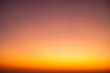 Güzel, lüks, yumuşak turuncu altın bulutlar ve mavi gökyüzünde güneş ışığı arka plan için mükemmel, akşam, Alacakaranlık, büyük boy, yüksek çözünürlüklü manzara fotoğrafı