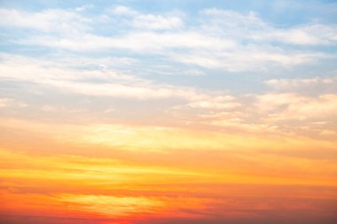 Güzel, lüks, yumuşak turuncu altın bulutlar ve mavi gökyüzünde güneş ışığı arka plan için mükemmel, akşam, Alacakaranlık, büyük boy, yüksek çözünürlüklü manzara fotoğrafı