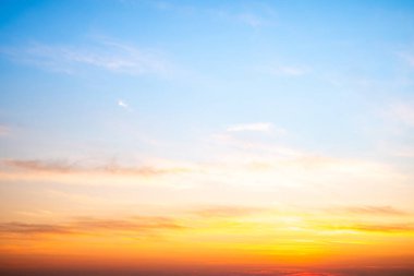 Güzel, lüks, yumuşak turuncu altın bulutlar ve mavi gökyüzünde güneş ışığı arka plan için mükemmel, akşam, Alacakaranlık, büyük boy, yüksek çözünürlüklü manzara fotoğrafı