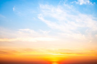 Güzel, lüks, yumuşak turuncu altın bulutlar ve mavi gökyüzünde güneş ışığı arka plan için mükemmel, akşam, Alacakaranlık, büyük boy, yüksek çözünürlüklü manzara fotoğrafı