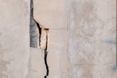 Çatlamış beton duvar dış köşedeki beton duvarda depremle etkilenmiş ve yere çökmüş.