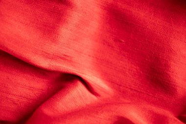 Fotokopi alanı, buruşuk beyaz kumaş, buruşuk beyaz kumaş, yumuşak odaklı parlak kırmızı kumaş dokusu ve dokusu soyut.