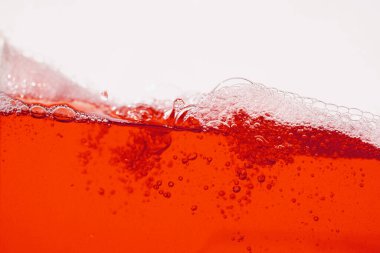 Parlak kırmızı suyu veya kan sıçramasını dokuyu ve doğa dalgalarını kapatın, güzel dalgalar eğrisi ve küçük kabarcıklar grafik tasarım ve arka plan için pürüzsüz, Yağlı Baloncuklar, Yumuşak su kabarcıkları, Seçici odak