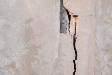 Çatlamış beton duvar dış köşedeki beton duvarda depremle etkilenmiş ve yere çökmüş.