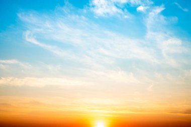 Güzel, lüks, yumuşak turuncu altın bulutlar ve mavi gökyüzünde güneş ışığı arka plan için mükemmel, akşam, Alacakaranlık, büyük boy, yüksek çözünürlüklü manzara fotoğrafı