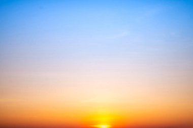 Güzel, lüks, yumuşak turuncu altın bulutlar ve mavi gökyüzünde güneş ışığı arka plan için mükemmel, akşam, Alacakaranlık, büyük boy, yüksek çözünürlüklü manzara fotoğrafı