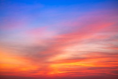 Güzel, lüks, yumuşak turuncu altın bulutlar ve mavi gökyüzünde güneş ışığı arka plan için mükemmel, akşam, Alacakaranlık, büyük boy, yüksek çözünürlüklü manzara fotoğrafı