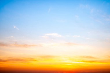 Güzel, lüks, yumuşak turuncu altın bulutlar ve mavi gökyüzünde güneş ışığı arka plan için mükemmel, akşam, Alacakaranlık, büyük boy, yüksek çözünürlüklü manzara fotoğrafı