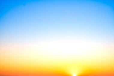 Güzel, lüks, yumuşak turuncu altın bulutlar ve mavi gökyüzünde güneş ışığı arka plan için mükemmel, akşam, Alacakaranlık, büyük boy, yüksek çözünürlüklü manzara fotoğrafı