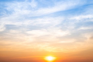 Güzel, lüks, yumuşak turuncu altın bulutlar ve mavi gökyüzünde güneş ışığı arka plan için mükemmel, akşam, Alacakaranlık, büyük boy, yüksek çözünürlüklü manzara fotoğrafı